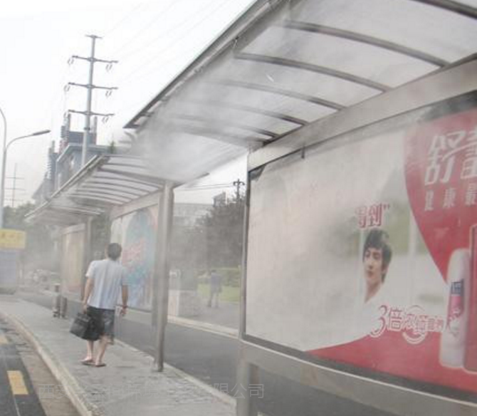 夏天公交站臺等車(chē)太熱！噴霧降溫來(lái)解決！